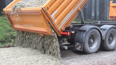 LKW der Schotter abkippt