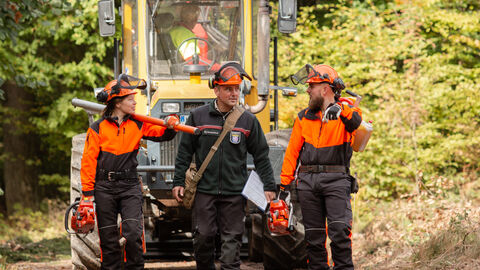 Forstwirte und Förster im Einsatz Forstwirte, Förster und Maschine