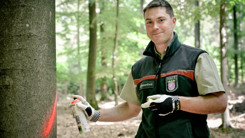 Förster beim Auszeichnen