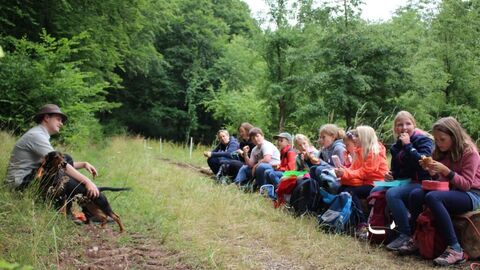 Förster Peter Seufert erklärt den Kindern den Wald