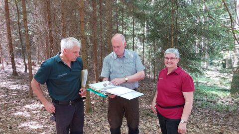 Revierleiter Jürgen Lampert, Auditor Alfred Raunecker und Gudrun Kranhold (Forstamt Beerfelden)