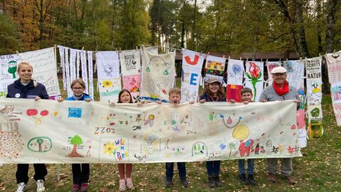 Ferienspielkinder mit Künstler Klaus-Jürgen Guth und Lisa König vom Spielmobil Augustinchen