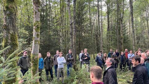 Exkursionsteilnehmer bei der Begrüßung im ersten Bestand.