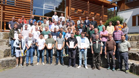 Die neuen Forstwirtinnen und Forstwirte Hessens im Kreis der Ausbilder, Lehrkräfte, Prüfungsausschussmitglieder und Honoratioren 