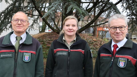 Generationenwechsel im Forstamt Wolfhagen: Michael Gerst (recht) verabschiedet Uwe Zindel (links) und übergibt das Forstamt an Dr. Claudia Gutsche-Stohldreier (mitte.)