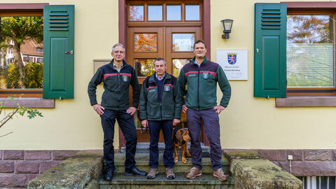 Leitungswechsel im Forstamt Rotenburg: Martin Klein (li.) verabschiedet Dr. Hans- Werner Führer (Mitte). Nachfolger Steffen Wildmann übernimmt ab März 2023.
