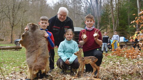 Wie groß ist ein Kitz? Wie fühlt sich das Fell eines Rehs an? Wie sieht das Gehörn eines Rehbocks aus? Diese und weitere Fragen hat Förster Wolfgang Adam am gestrigen Tag des Waldes den Grundschülern der Haselbachschule – wie von links Tim, Franka und Ben – beigebracht. 