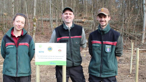 Die Vertreter des Forstamtes mit der Hinweistafel der unterstützenden Organisationen, v.l. Leonie Tinnefeld, Sebastian Merkel, Lucas Stübner