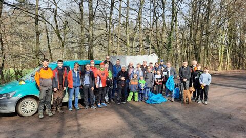 Teilnehmerinnen und Teilnehemr beim Waldputztag im Forstamt Wetzlar