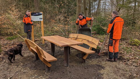 Forstwirte bauen Tisch und Bänke im Staatswald Wisper auf. Forstwirte bauen Tisch und Bänke im Staatswald Wisper auf.