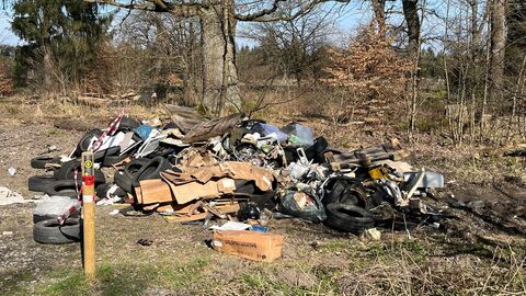 Müllberg am Waldparkplatz „Schneiders Baum“ im Revier Reinhardshagen an der L 3232 zwischen Holzhausen und Reinhardshagen. Entdeckt durch Waldbesucher am Ostersonntag, 09.04.2023. Die Polizei war vor Ort.