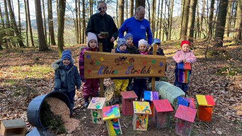 Förster Alex Scheuermann und Herbert Obenauer,1. Vorsitzender des Nabu-Sensbachtal mit „Kleinen Strolchen“. Hier wurden bereits die vom Nabu-Sensbachtal kostenlos für die „Kleinen Strolche“ angefertigten Nistkästen von den Kindern mit großem Eifer kunstvoll bemalt und am Waldrand in Sensbachtal entlang des Laubweges in Nähe des Sportplatzes mit bemerkenswertem Interesse aufgehängt. Förster Alex Scheuermann und Herbert Obenauer,1. Vorsitzender des Nabu-Sensbachtal mit „Kleinen Strolchen“. Hier wurden bereits die vom Nabu-Sensbachtal kostenlos für die „Kleinen Strolche“ angefertigten Nistkästen von den Kindern mit großem Eifer kunstvoll bemalt und am Waldrand in Sensbachtal entlang des Laubweges in Nähe des Sportplatzes mit bemerkenswertem Interesse aufgehängt.