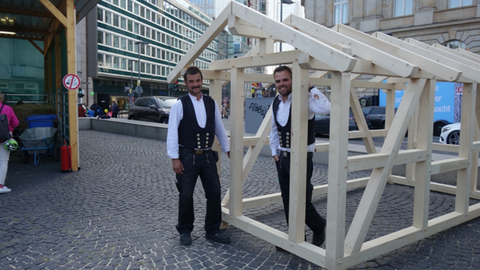 Das Holzhäuschen wird im aufgebauten Zustand angeliefert. Es muss daher sichergestellt sein, dass eine Anlieferung zum gewünschten Standplatz möglich ist! Seine Maße betragen: Länge: 3,50m und Breite: 1,80m. Höhe: 2,20m. Gewicht: ca. 450kg