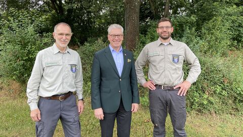 Michael Gerst (Mitte) verabschiedet Karl-Gerhard Nassauer (li.) und übergibt an Stefan Wirxel (re.) Foto: , HessenForst