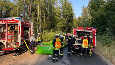 Aufstellen der Löschwasserbecken und Koordination der Wasserkette.