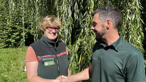 Auf dem Foto sehen sie Forstamtsleiter Jochen Arnold der Rebekka Janson herzlich zur bestandenen Prüfung gratuliert