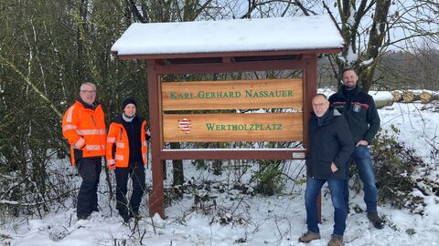 Von links: Wolfgang Bauer, Wertholzplatzbeauftragter und Revierleiter des Reviers Borken mit seiner Anwärterin Kathrin Wilden, Karl-Gerhard Nassauer, der ehemalige Forstamtsleiter vom Forstamt Jesberg sowie Christian Hiestermann, Bereichsleiter für Dienstleistung und Hoheit des Forstamtes Jesberg.
