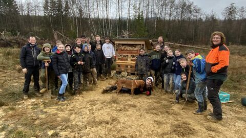 Klasse 7RH2 nach Montage des Insektenhotels mit v.l. Herr Kreck, Frau Janson, Herr Kretz, Frau Gerndt