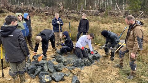 Bau des Fundaments für das Insektenhotel unter Anleitung von Herrn Kretz - zugleich auch neuer Lebensraum für Amphibien
