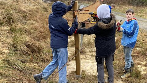 Befestigen des Hinweisschildes 