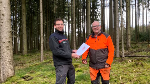 (von links) Forstamtsleiter Stefan Wirxel überreicht Edgar Zinßer die Urkunde zum 40-jährigen Dienstjubiläum 