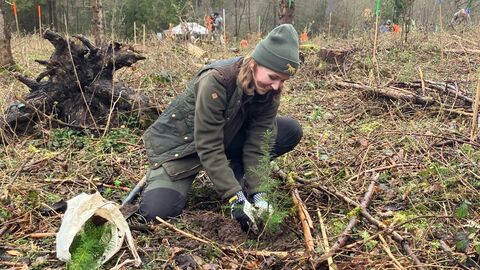 Das angekündigte Regenwetter hatte die vielen Helfer nicht abgehalten. Sie alle waren mit Begeisterung dabei. Das angekündigte Regenwetter hatte die vielen Helfer nicht abgehalten. Sie alle waren mit Begeisterung dabei.