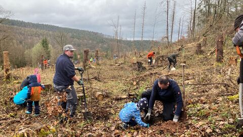 Das angekündigte Regenwetter hatte die vielen Helfer nicht abgehalten. Sie alle waren mit Begeisterung dabei.
