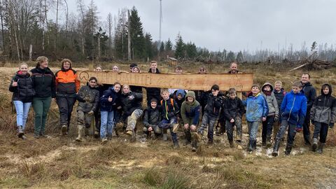selbstgestaltetes Hinweisschild der 7RH2 zur Eröffnung des Schulwaldes mit v.l. Frau Janson, Frau Gerndt, Herr Kretz, Herr Kreck