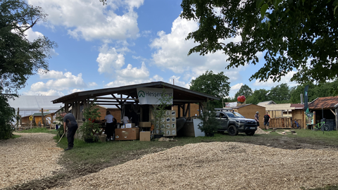 Vor dem Stand von HessenForst werden Hackschnitzel verteilt
