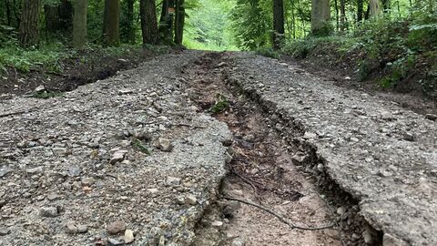Zerstörter Weg nach Starkregen Zerstörter Weg nach Starkregen