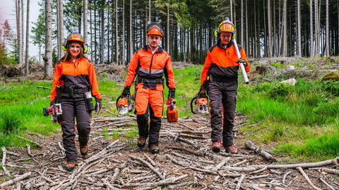 Forstwirtauszubildende von HessenForst auf einer Freifläche