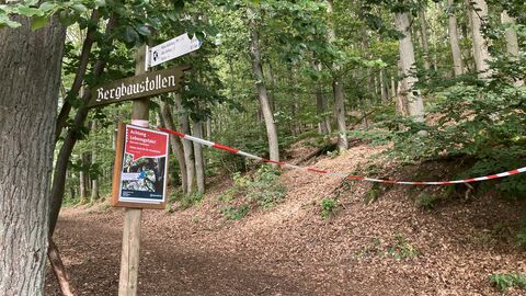 Wegesperrung am Burgberg durch ein Flatterband und ein Hinweisschild.