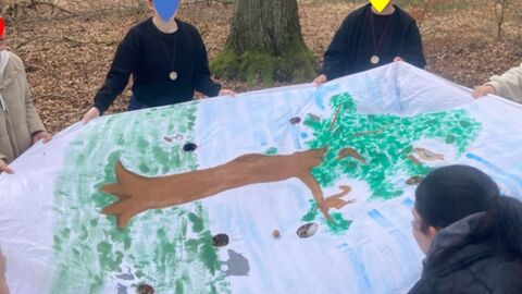 Kinder beim Spielen mit dem Eichelflipper