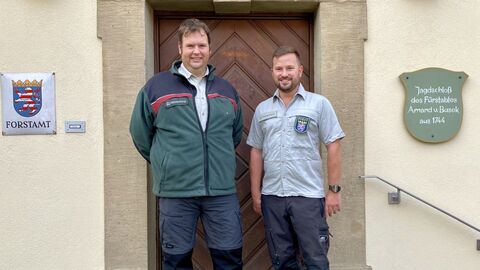 v.l.: Forstamtsleiter Sebastian Keidel und Revierleiter Sebastian Rummel, lachen beide in die Kamera
