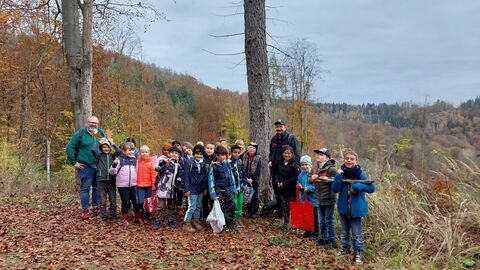 Mit viel Spaß und Tatendrang im Wald – die 2c der Brüder-Grimm-Schule Bebra mit ihrem Lehrer Marek Motylewski und Revierleiter Christoph Hergenhan