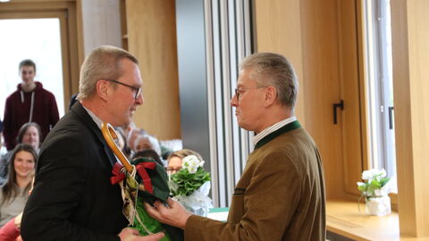 Landesbetriebsleiter Michael Gerst (rechts) gratuliert Holger Henning (links) zu seinem wohlverdienten Ruhestand