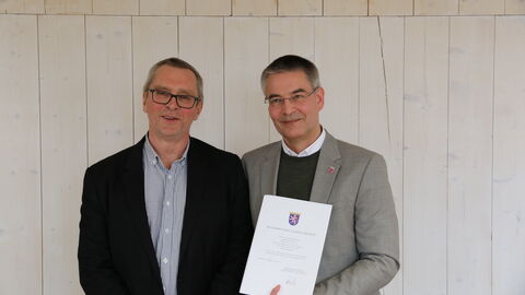 Thomas Gola (rechts) übereicht Holger Henning (links) die Urkunde zur Versetzung in den Ruhestand Thomas Gola (rechts) übereicht Holger Henning (links) die Urkunde zur Versetzung in den Ruhestand
