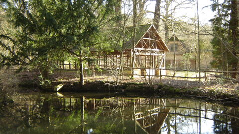 Kaffeehalle Vorne im Bild ist ein Teich, dahinter liegt ein Kaffeehalle