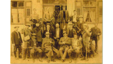 Exkursion indischer und hessischer Forststudenten in 1889 mit denForstprofessoren Karl Wimmenauer und Richard Heß sowie demindischen Generalforstinspektor Sir Dietrich Brandis. Auf dem Foto sieht man eine Gruppe von Forststudenten