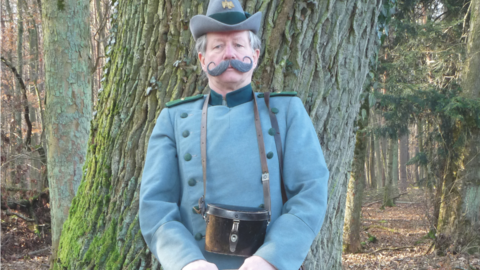 Auf dem Foto sehen sie einen Mann in historischer Forstuniform 