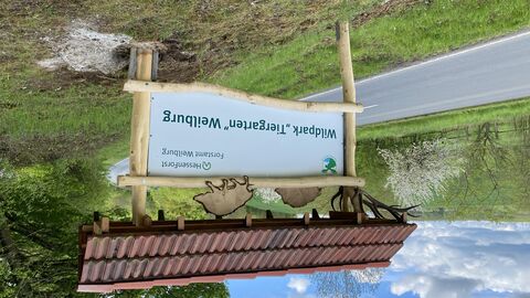 Auf dem Bild sieht man das Eingangsschild des Tiergarten Weilburgs 