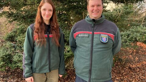 Auf dem Foto sehen Sie die neue Revierleiterin neben dem Forstamtsleiter