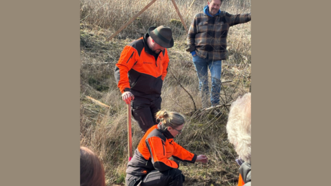 Revierleiter Kegel und A. Gassmann erklären den Pflanzvorgang