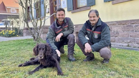 Auf dem Foto sehen sie Christian Heine mit seinem Hund Alma und Pensionär Wilhelm Weber