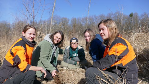 Die FÖJlerinnen zusammen mit Teilnehmenden der Pflanzaktion. 