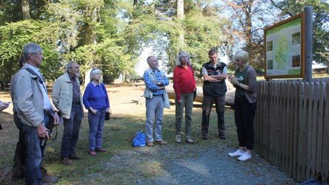 Auf dem Foto sehen sie eine Gruppe eine Menschen