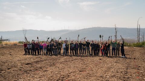 Zukunftswald Dietzhölztal Auf dem Foto sehen sie die Gruppe die an diesem Tag gepflanzt hat.