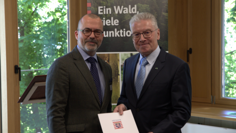 Staatssekretär Daniel Köfer (li.) überreicht Landesbetriebsleiter Michael Gerst (re.) die Urkunde zur Versetzung in den Ruhestand Staatssekretär Daniel Köfer (li.) überreicht Landesbetriebsleiter Michael Gerst (re.) die Urkunde zur Versetzung in den Ruhestand