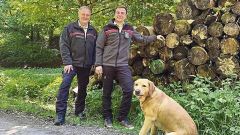 Jürgen Scholl (links) verabschiedet sich in den Ruhestand, Alexander Göllner übernimmt – mit Labradorhündin Kara stets an seiner Seite.