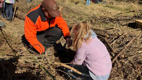 Pflanzaktion im Forstamt Romrod gemeinsam mit der Grundschule Romrod